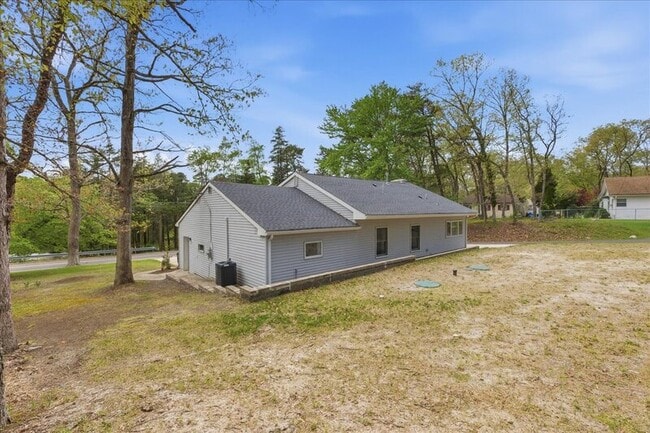 Building Photo - 2901 N Lakeshore Dr