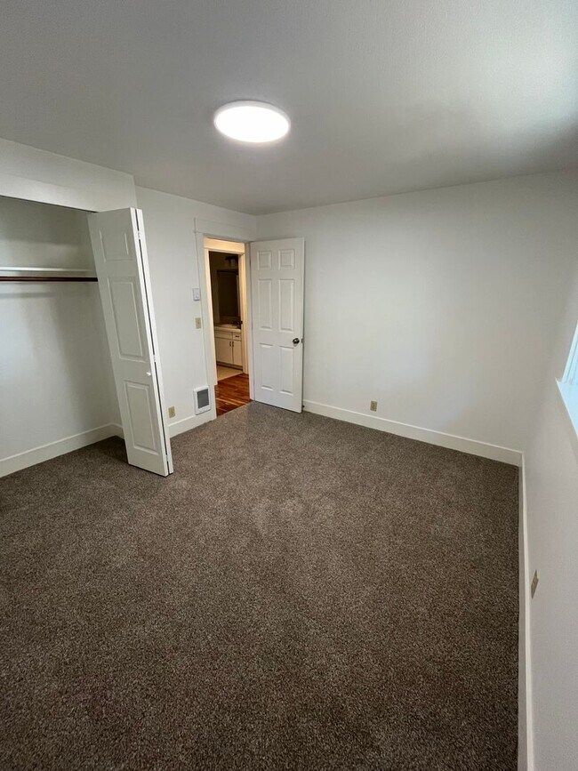 Building Photo - Charming Three Bedroom Home on Bend's West...