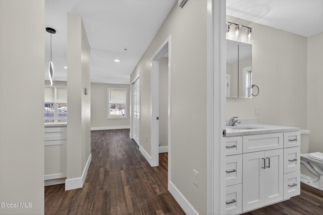 Building Photo - 6 Arrow St