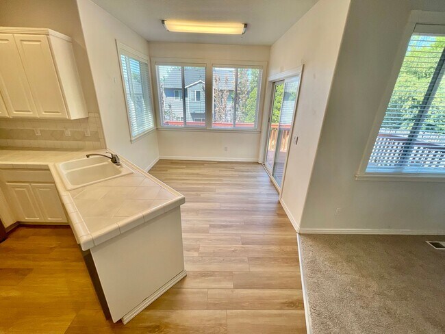 Building Photo - Stylish Bull Mountain Home – 3 Bed, 2.5 Ba...