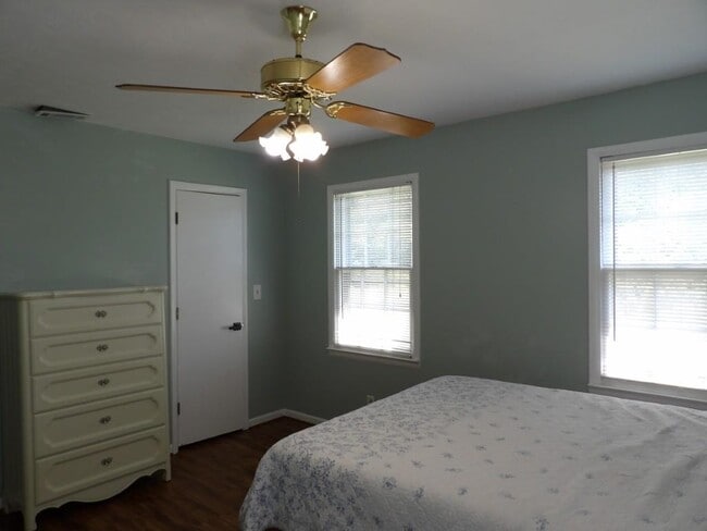 Building Photo - 917 9th Ave S