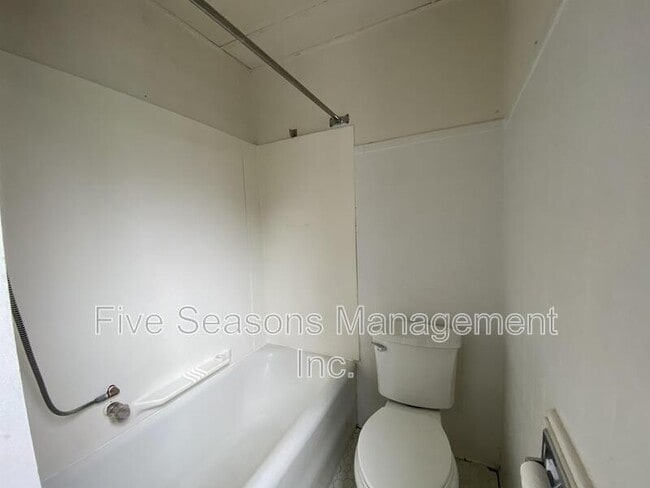 Building Photo - 134 Buell St