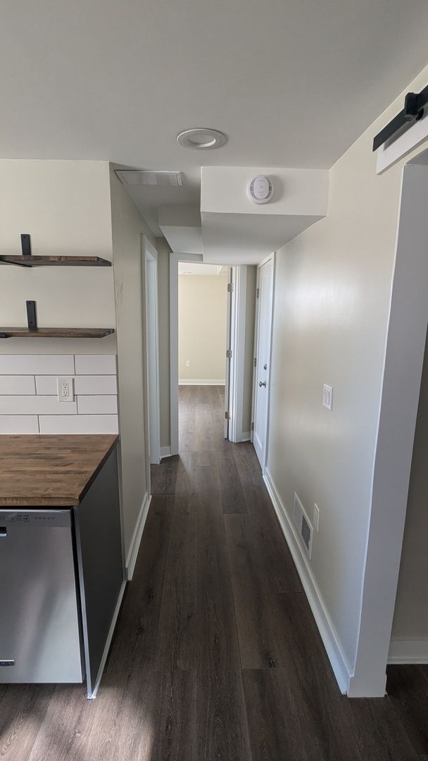 Building Photo - Newly Renovated Duplex! 1 Bedroom Garden L...