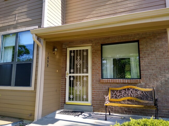 Building Photo - Lakewood Townhome with Pretty Views 4 Bedr...