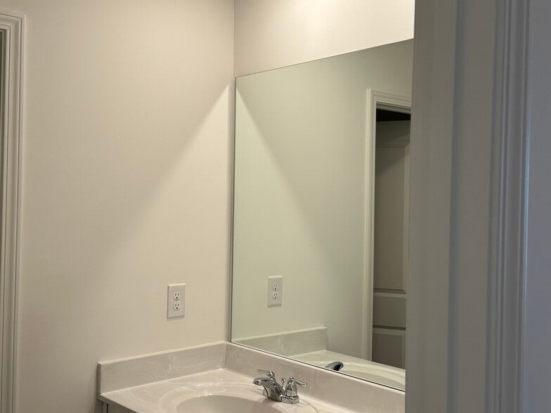 Building Photo - 1112 Holland Dr