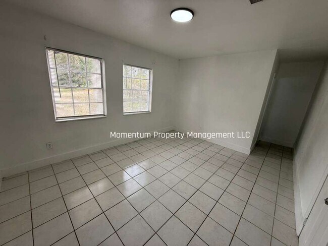 Building Photo - BEAUTIFUL & REMODELED 3/2 AVAILABLE NOW!!