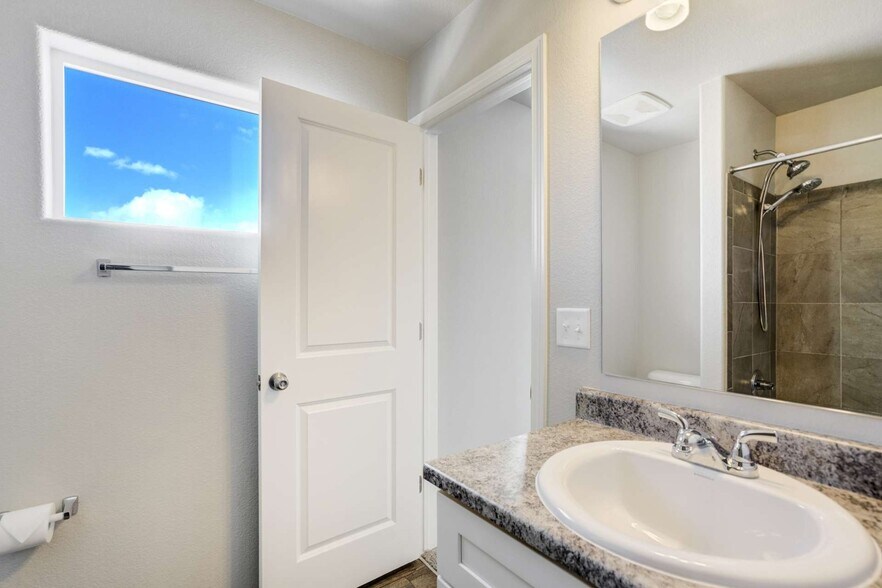 Building Photo - 753 Grissom Dr