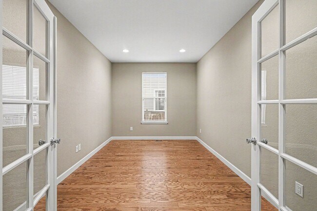 Building Photo - 3 Bed 2 Bath Ranch Home with Den and Large Unfinished Basement