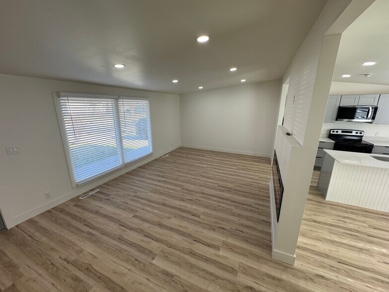 Building Photo - 2171 W Kirkham Way