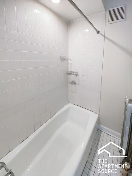 Building Photo - 3926 N Pine Grove Ave