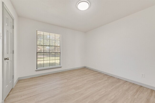 Building Photo - 1318 Deer Ridge Dr