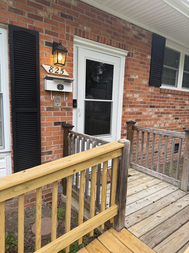 Building Photo - 825 Olive Dr