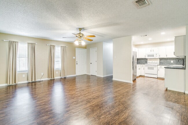 Building Photo - 1104 Sproles Dr
