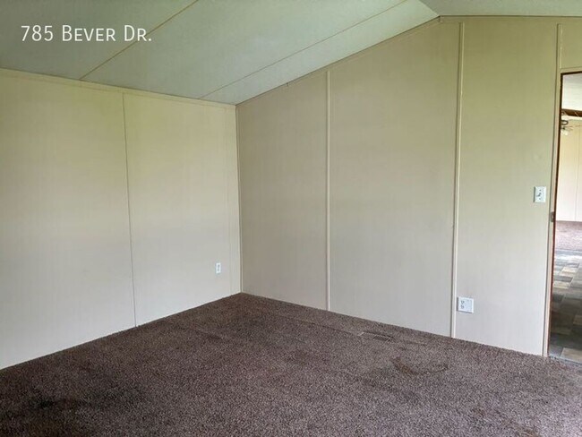 Building Photo - 785 N Bever Dr