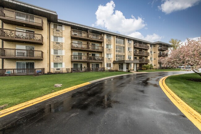 Building Photo - 2218 Falcon Dr