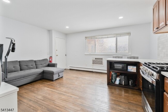 Building Photo - 104 N Beverwyck Rd