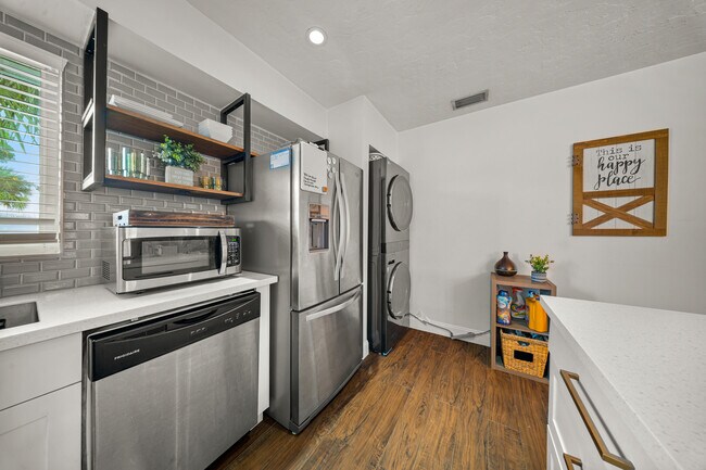 Building Photo - 197 SE Village Dr