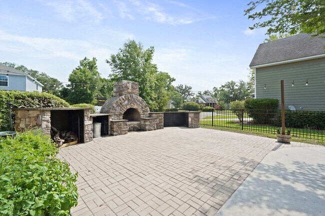 Building Photo - 3 Bedroom Dunham Marsh Beauty with Outdoor Fireplace and Resort-Style Community Amenities