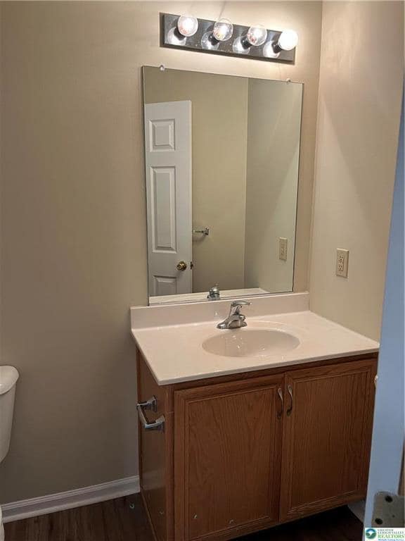 Building Photo - 338 S Oak St