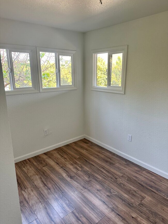 Building Photo - Beautiful 2 Bedroom 1 Bath Single Family Home Available 04/06/26