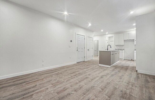 Building Photo - 210 Magnolia St