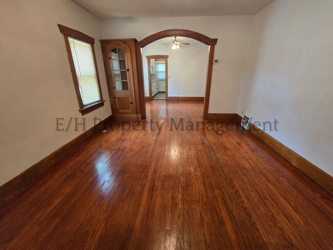 Building Photo - 615 S Volutsia Ave