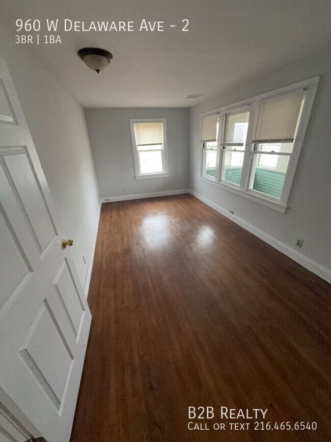 Building Photo - 960 W Delaware Ave