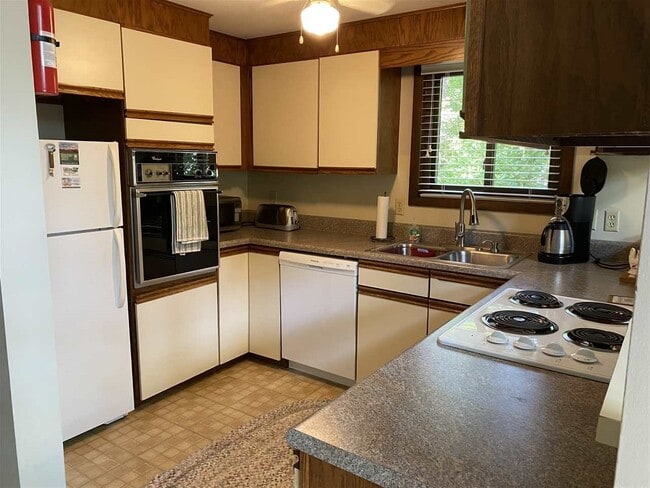 Building Photo - 2829 Hopkins Dr