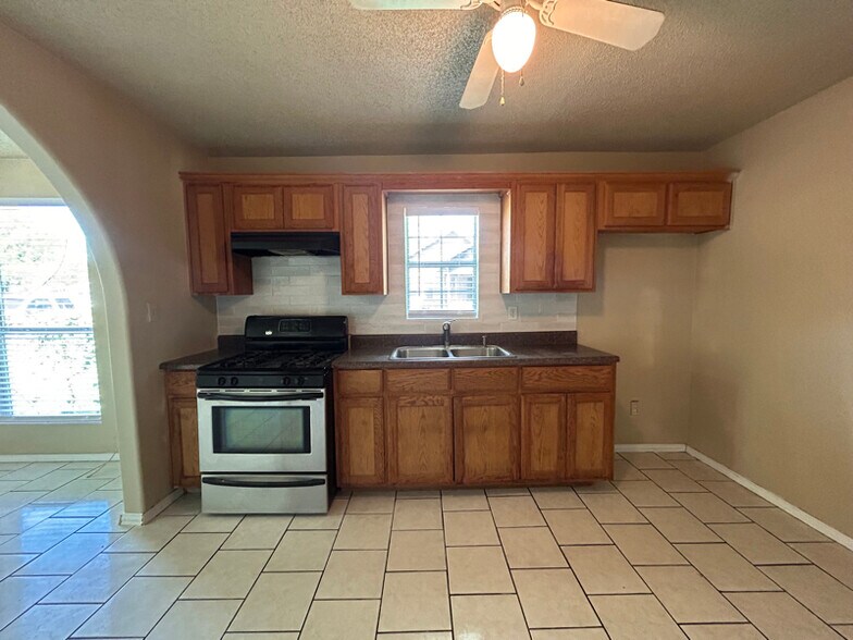 Building Photo - 711 La Vega St