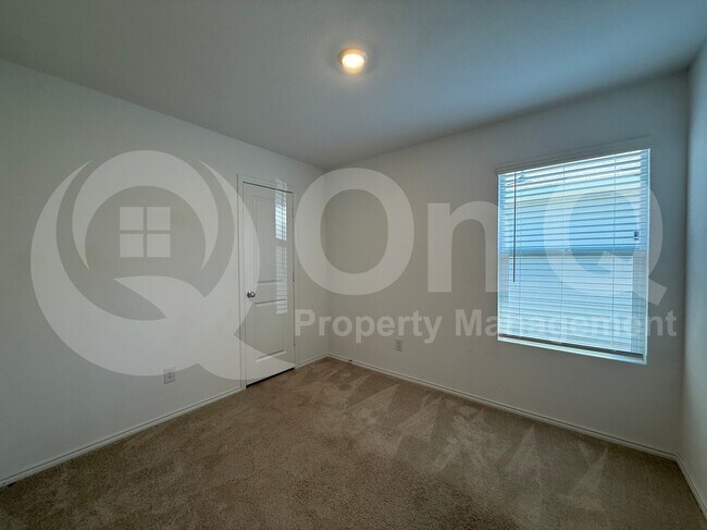 Building Photo - 204 Thresher Ln