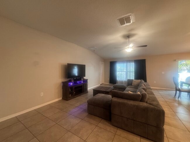 Building Photo - Beautifully Designed 4 Bedroom, 2 Bath Home