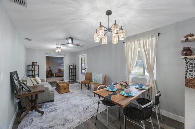 Building Photo - 1010 E Fern St