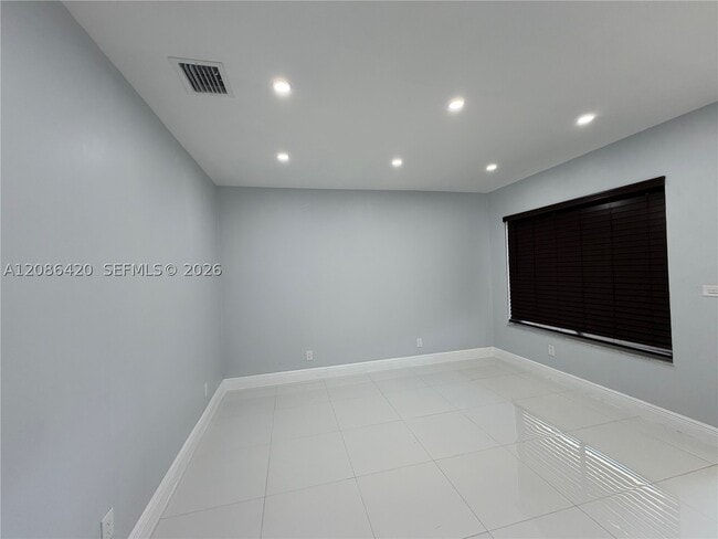 Building Photo - 335 NE 168th St