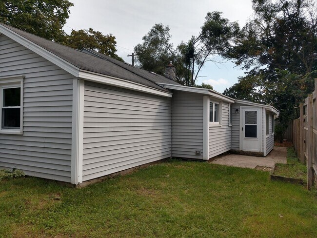 Building Photo - Adorable 2 bedroom with a bonus room!