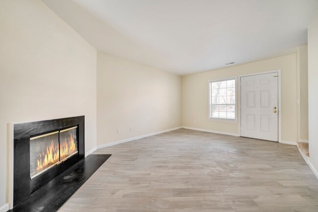 Building Photo - Available April! Convenient 2 BR/2.5BA Townhome