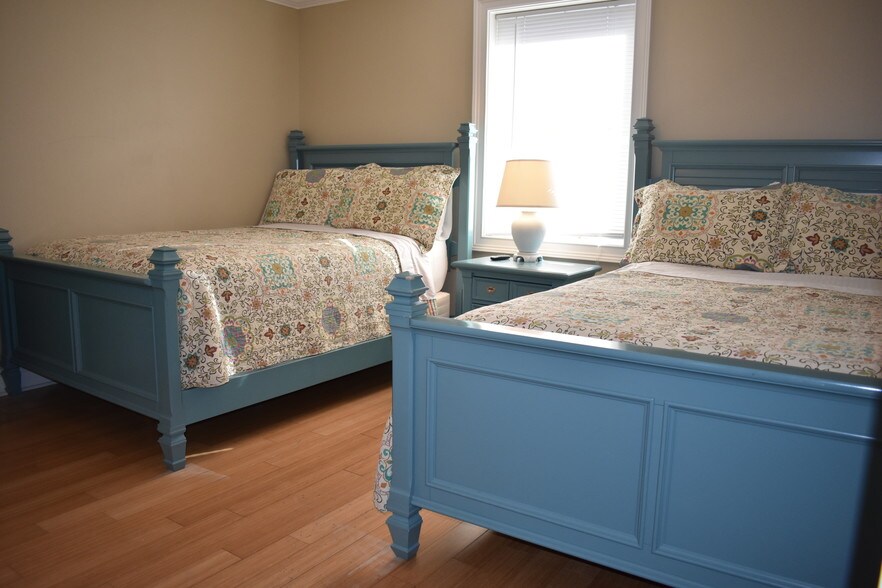 3rd bedroom with two double beds - 3 15th St