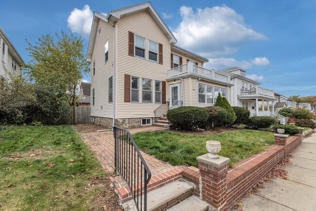 Building Photo - 204 Maple St