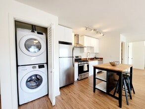 Building Photo - Redwood City: Unfurnished and Remodeled 2 Bed 2 Bath w/ Laundry In Unit, AC Mini-Split, & Parking...