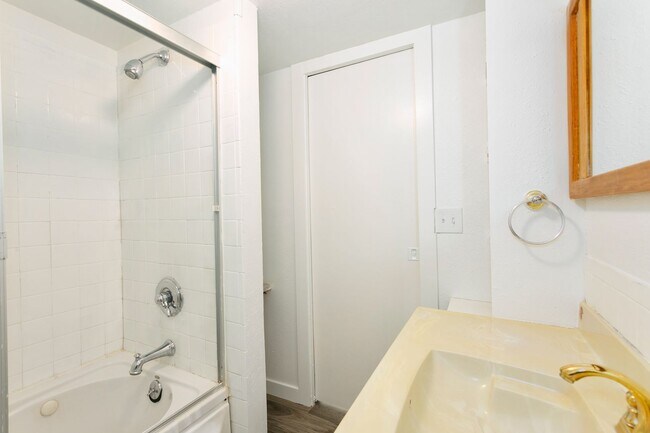 Building Photo - Modern 4bd 2.5 bath Home