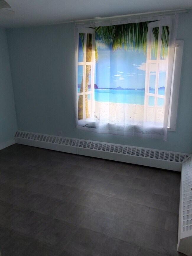 Building Photo - 10850 Parkside Ave