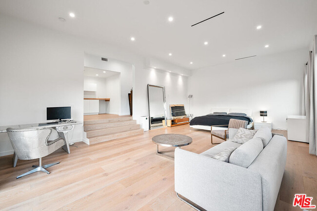 Building Photo - 8744 Skyline Dr