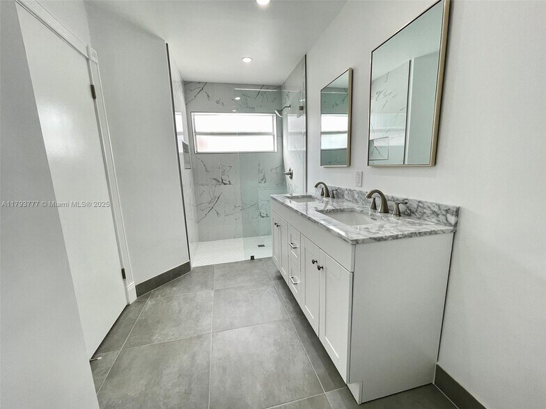 Building Photo - 211 E Riverbend Dr
