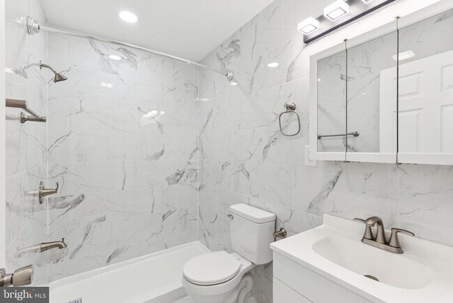 Building Photo - 807 N 42nd St