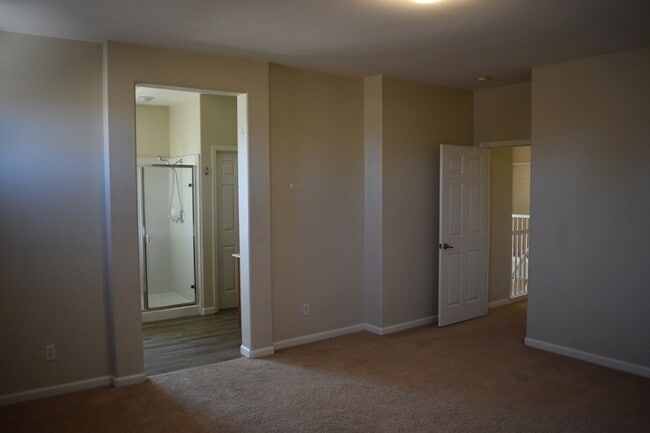 Building Photo - 3587 Sarasota Ave