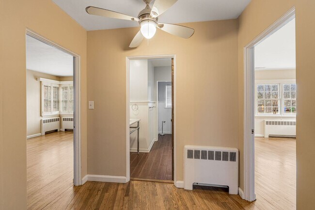 Building Photo - Bright & Inviting 2-Bedroom Home with Fenced-In Yard, Garage & Lawn Care Included