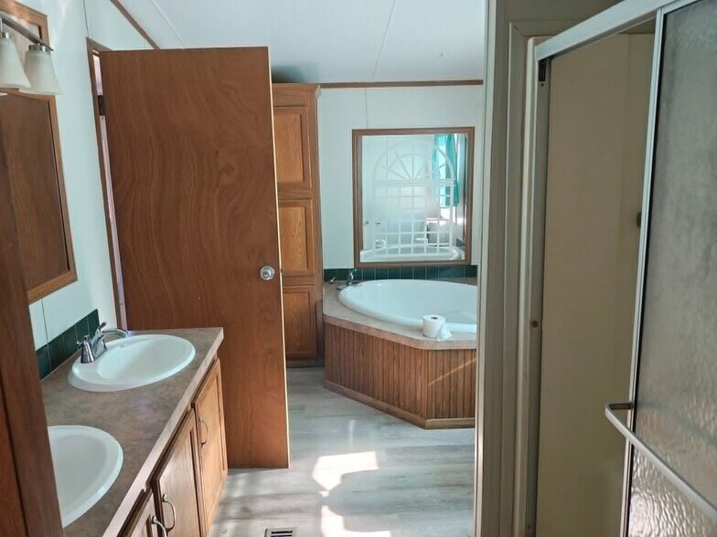 Building Photo - 15500 Low Gap Rd