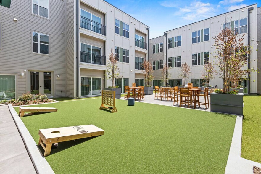 Building Photo - 596 W 9th St