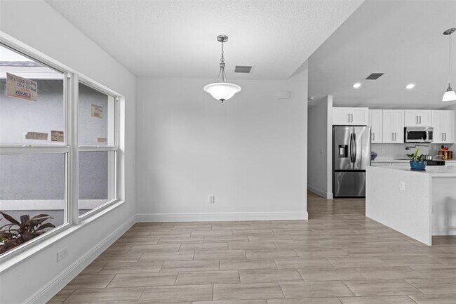 Building Photo - 543 SW McComb Ave