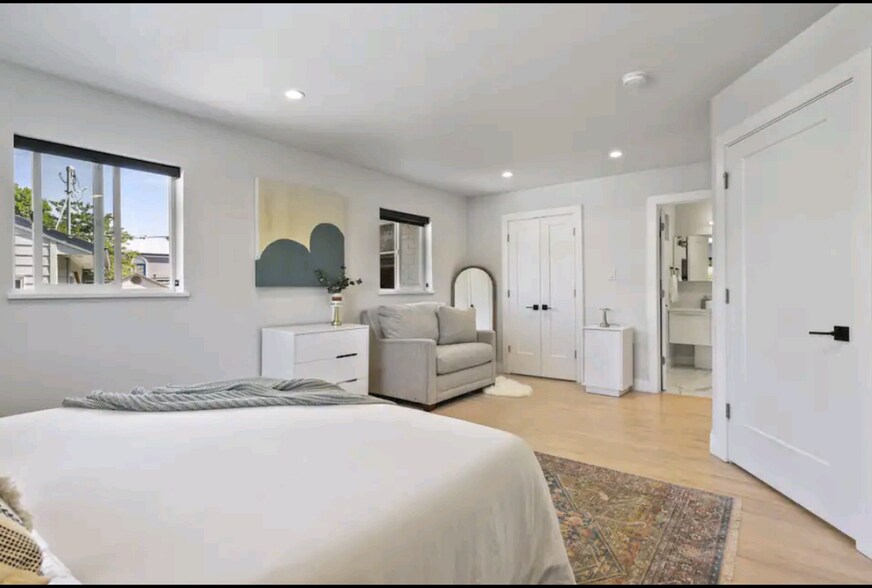 Master bedroom with walk in closet - 5245 E Iliff Ave