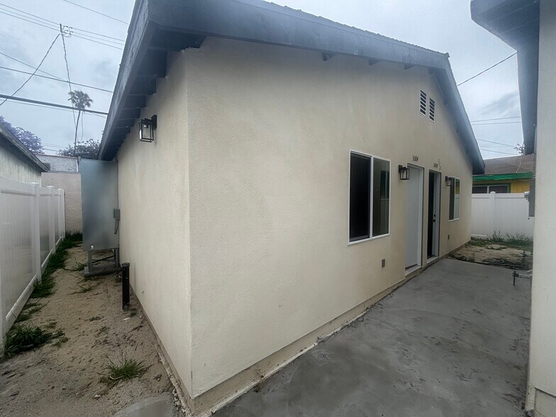 Building Photo - 3006 S Palm Grove Ave